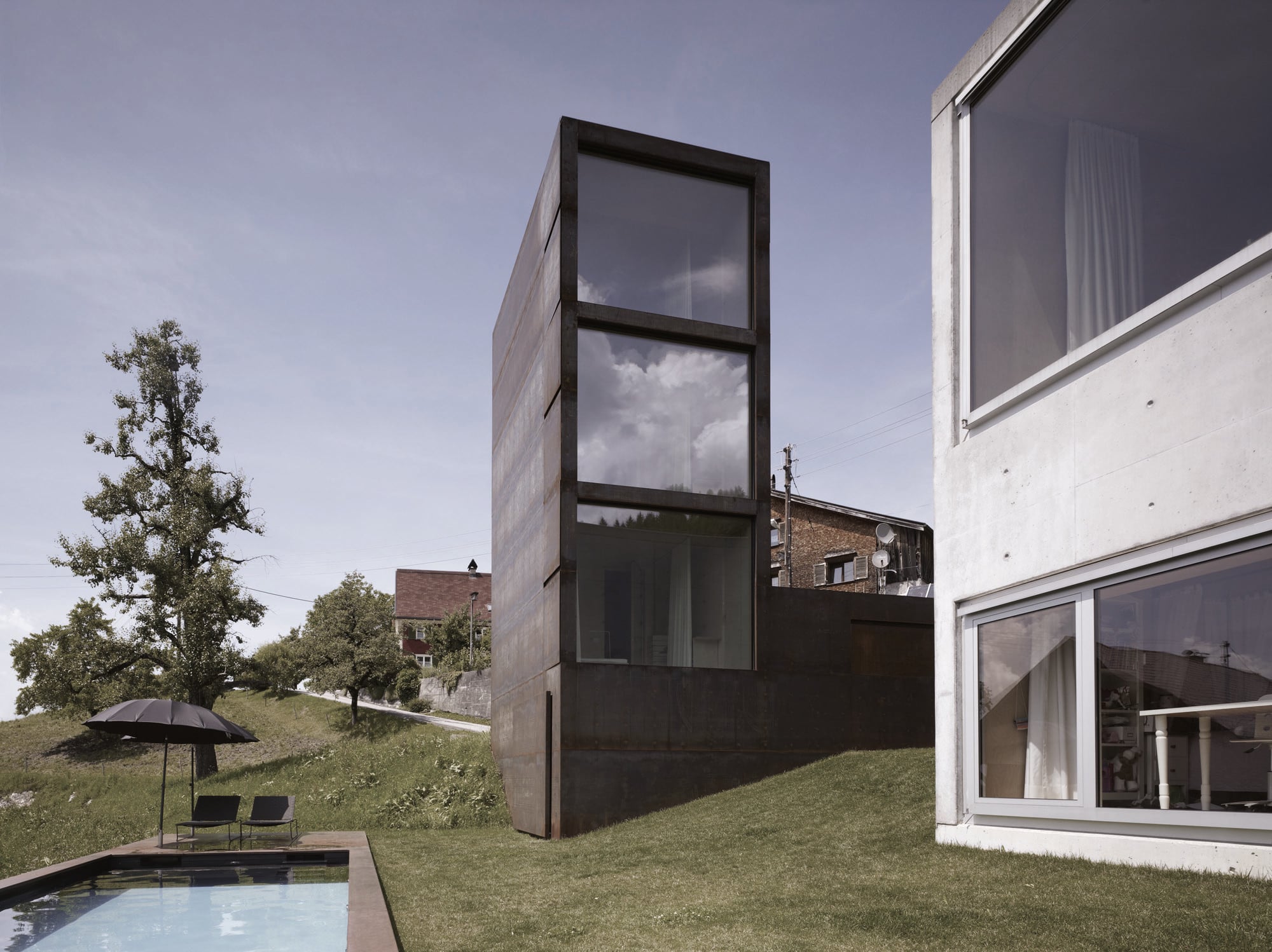 Mädchenturm, Wohnhaus und Pool bilden ein Ensemble aus liegenden und stehenden Baukörpern