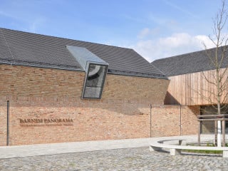 Über den Eingang im Museumsstall aus Altziegeln (links) gelangt man in die Ausstellung