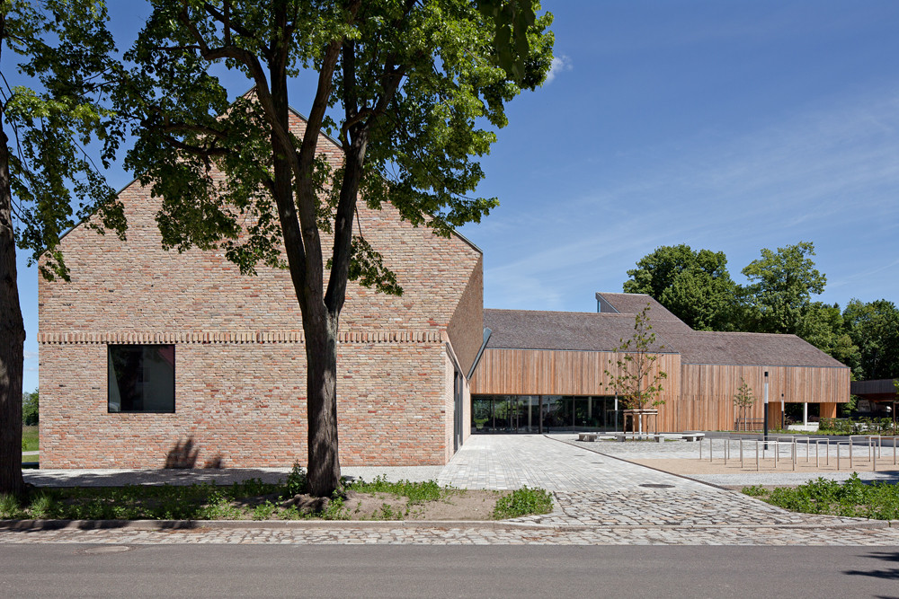 Museumsstall (links) und Museumsscheune (rechts) fassen den Museumshof (Westansicht)