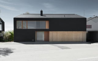Mit seiner eher geschlossenen Nordfassade schirmt sich das Wohnhaus zur Straße hin ab