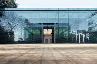 Der gläserne Eingangspavillon wird als "Smaragd" bezeichnet