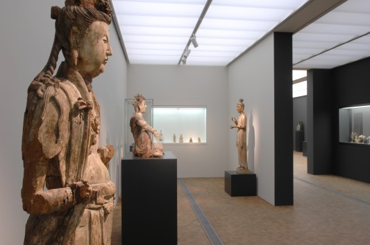 Ausstellungsstücke aus China in der Halle im zweiten Untergeschoss