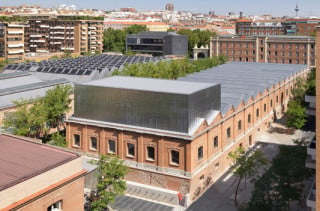 Blick von Süden über das zum Kulturzentrum umgebaute Kasernengebäude, mit dem Alt- und Neubau für Polizei und Gemeinderat im Hintergrund