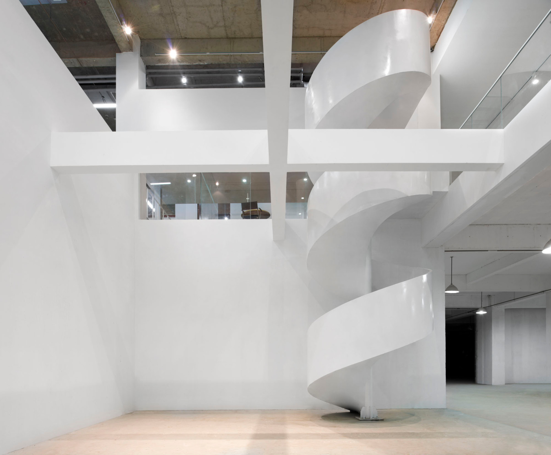 Die Spindeltreppe beginnt im Ausstellungssaal auf der dritten Etage und führt bis hinauf in den Ruhebereich