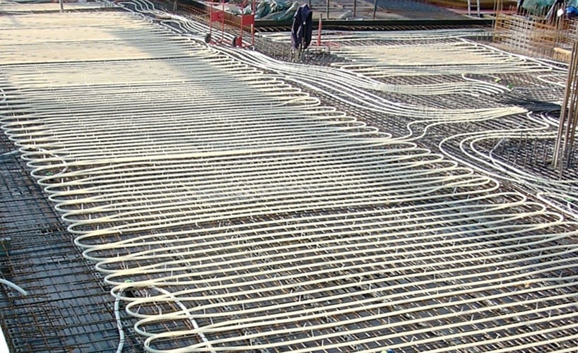 Rohrdeckenheizung 1: Wasserdurchflossene Rohre wärmen oder kühlen die Betondecke