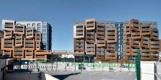 Entlang der Route des Petits Ponts setzt sich das Studentenwohnheim aus unterschiedlich großen und gegeneinander verschobenen Volumen zusammen (Ostansicht)