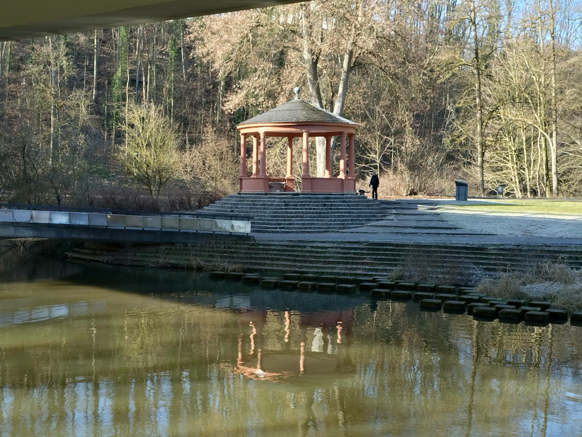 Der sogenannte Druidentempel im Bamberger Theresienhain hat ein schiefergedecktes Kegeldach.