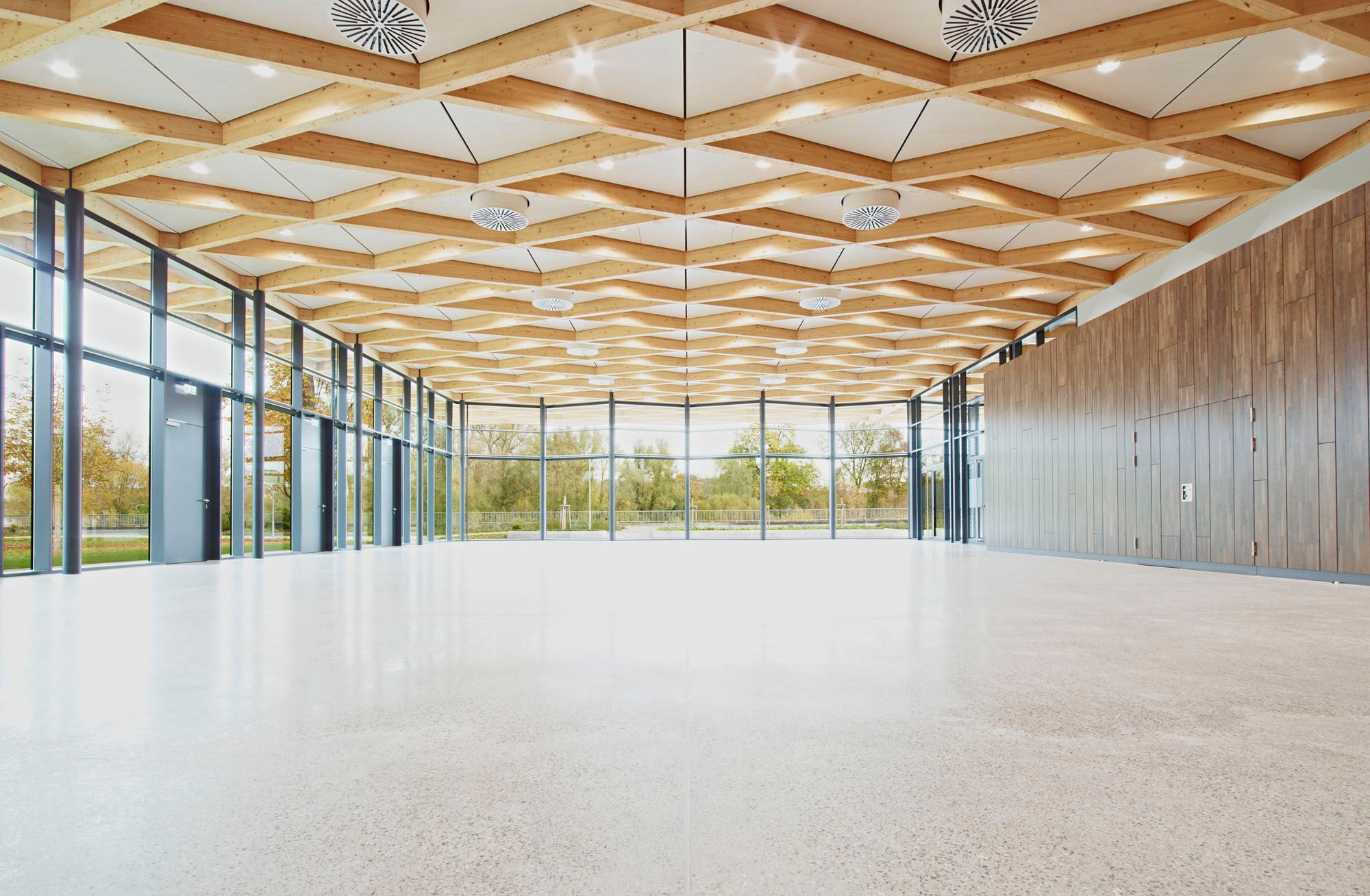 Die Halle ist durch ein hölzernes Tragwerk geprägt, die als rautenförmiger Trägerrost aus einer sichtbaren Leimholzkonstruktion ausgebildet ist