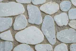 Das Material: runde, gespaltene Steine (Schlossberg Kristall = weiß-hellgrauer Marmor) mit ebener Oberseite
