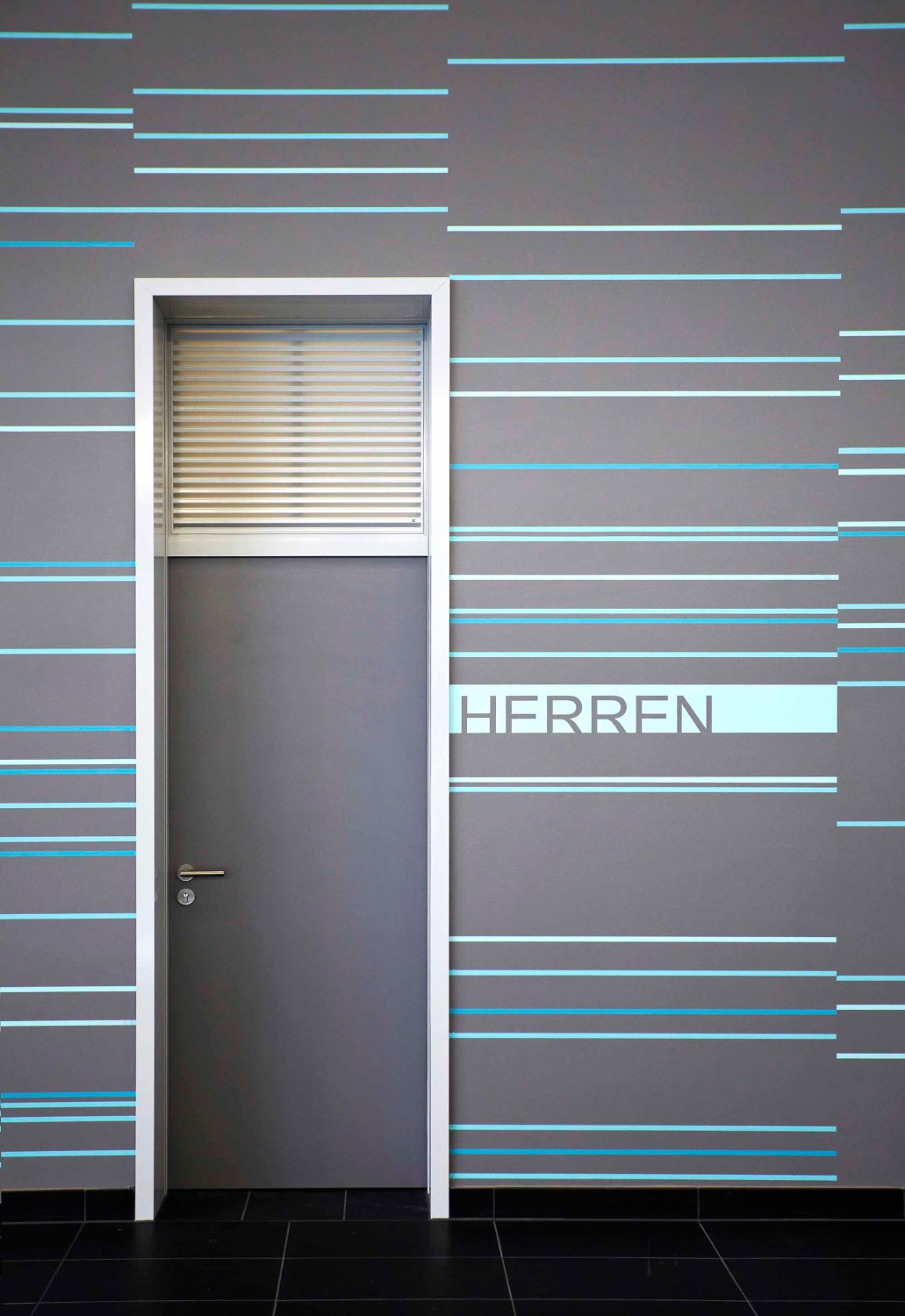 Der Strichcode lockert die schlichten grauen Wände optisch auf
