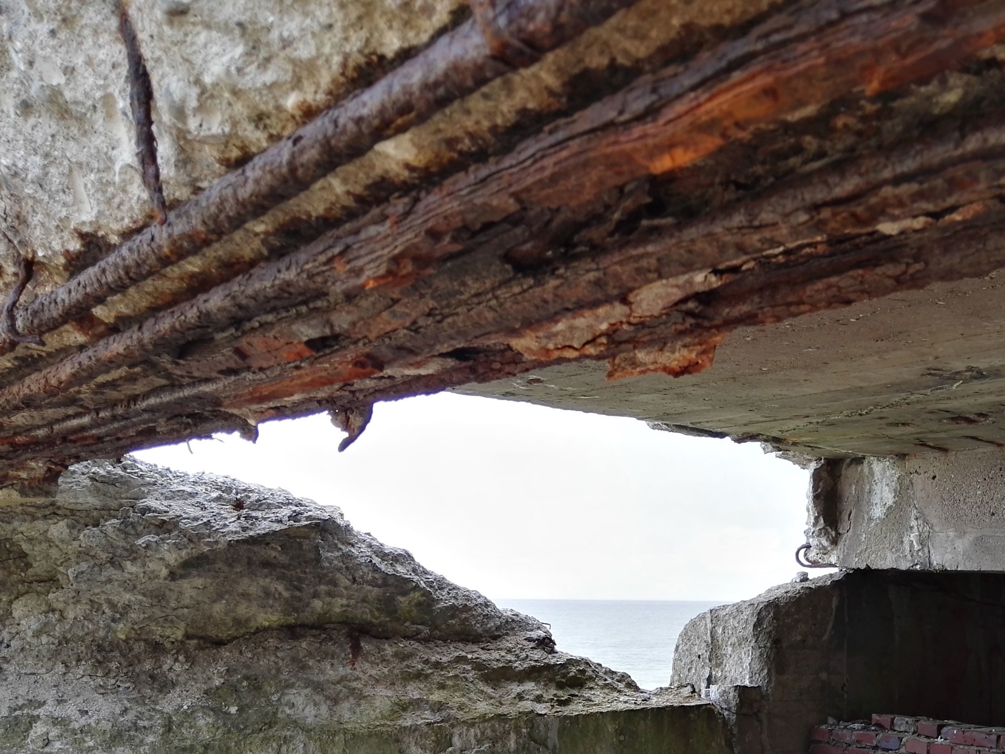 Rostige Stahlbewehrung an einer Kaimauer in Prora