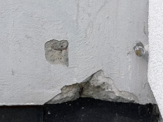 Abplatzungen und Risse sind erste Anzeichen einer erforderlichen Instandsetzung