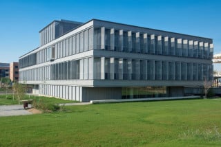 Nordfassade mit feststehenden Metallgitter-Paneelen
