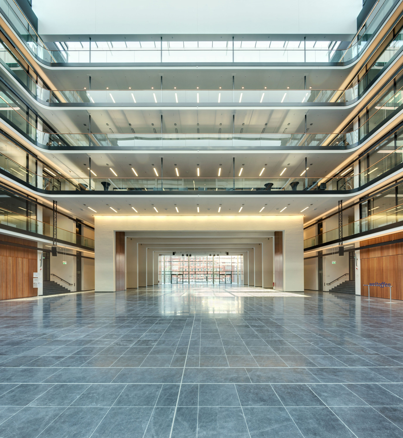 Das gesamte Innere ist neu: Das Atrium erstreckt sich über alle Geschosse, dahinter befindet sich das Foyer mit Blick auf den Alfred-Fischer-Platz