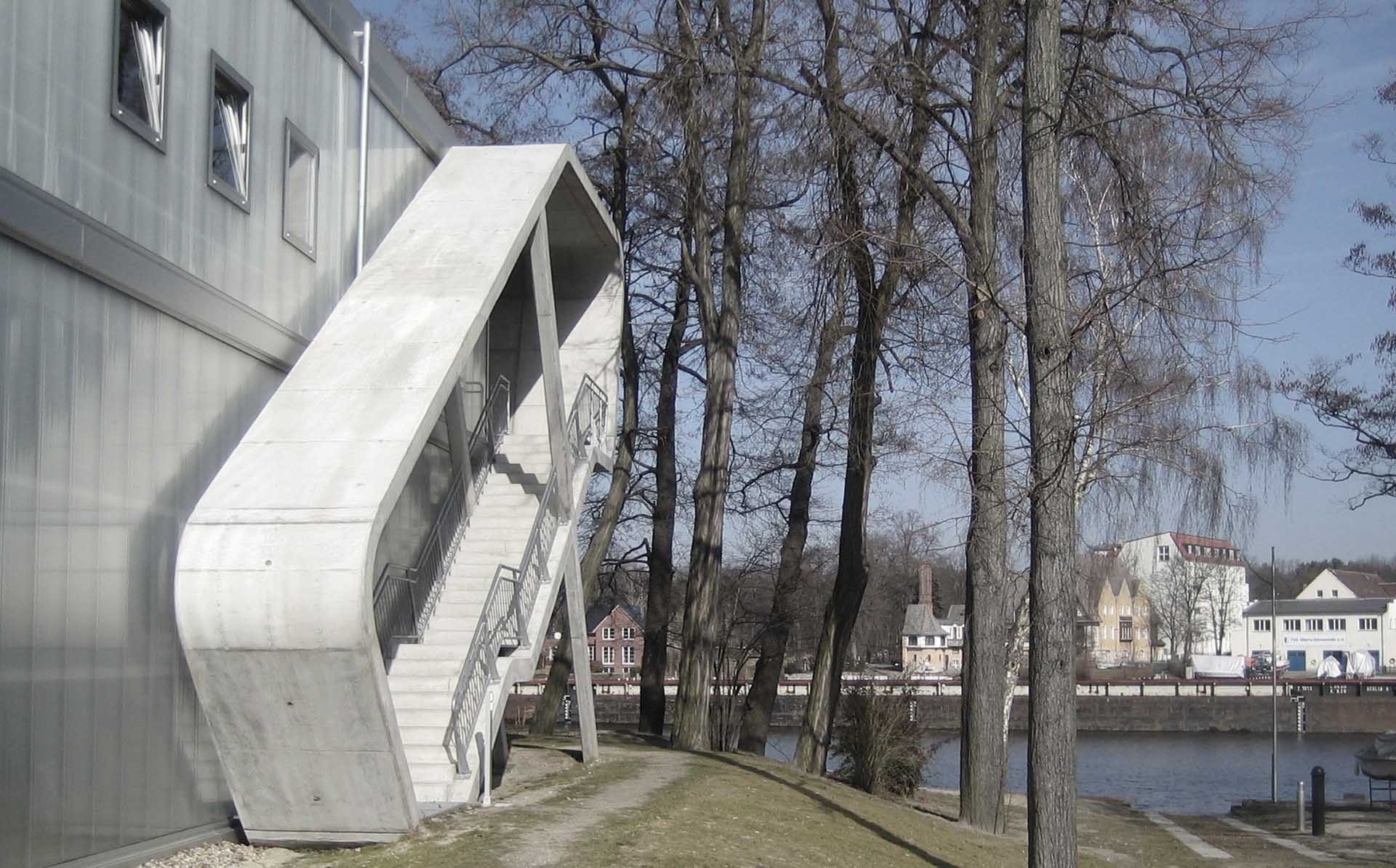 Eine gestalterische Besonderheit ist die in Form eines Betonbandes ausgebildete Fluchttreppe vor der Ostfassade