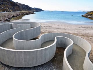 Die Raststätte Selvika liegt an dem einzigen von der Straße aus zugänglichen Sandstrand Norwegens