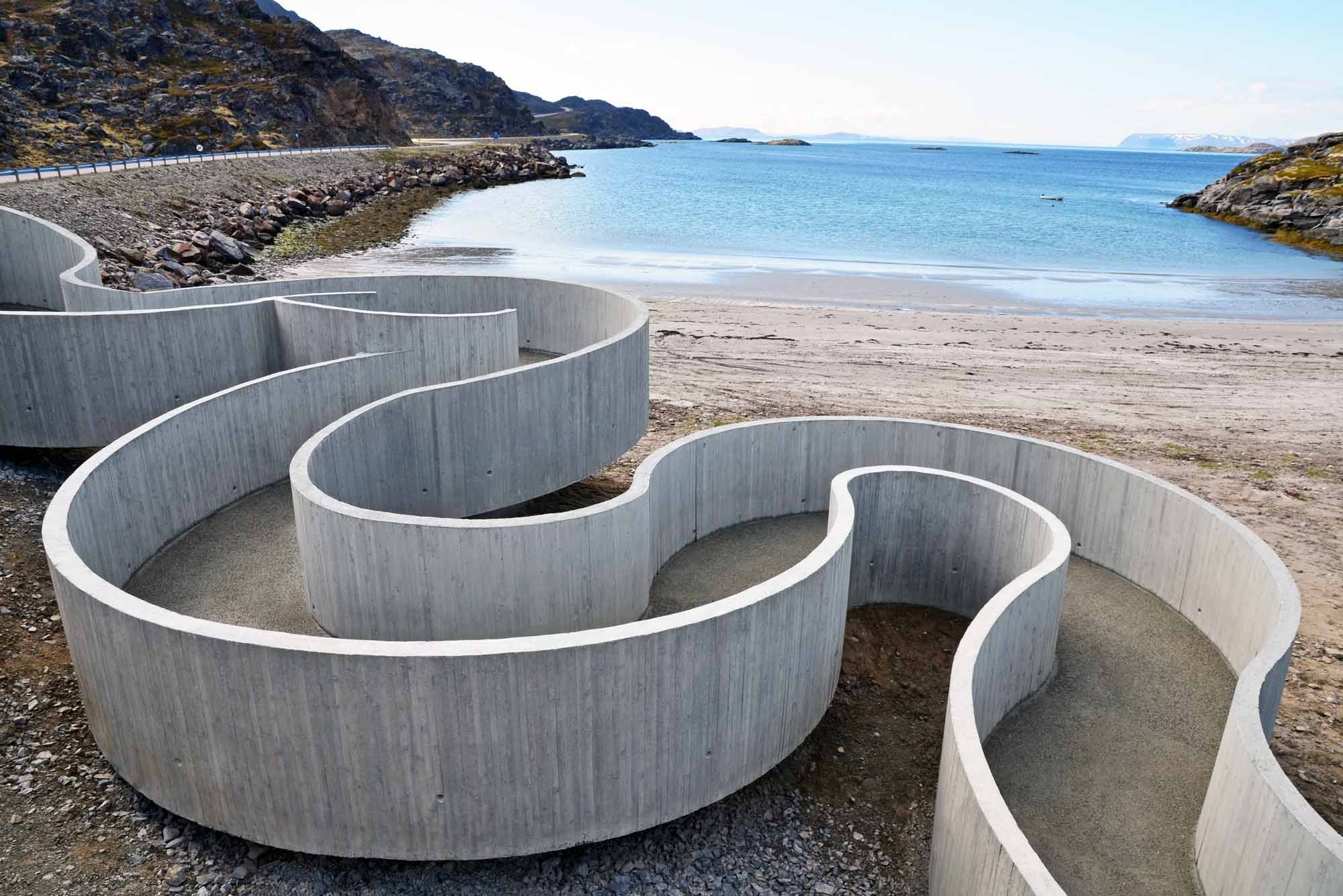 Die über 50 Meter lange Betonrampe windet sich von der Straße hinab zum Strand, ihr Boden ist aus rutschfestem Waschbeton