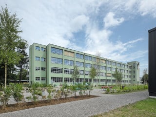 Von der Fabrik zum Lofthaus: nach der Sanierung erscheint der ehemalige Industriebau wieder in seinem früheren Lindgrün (Südfassade)