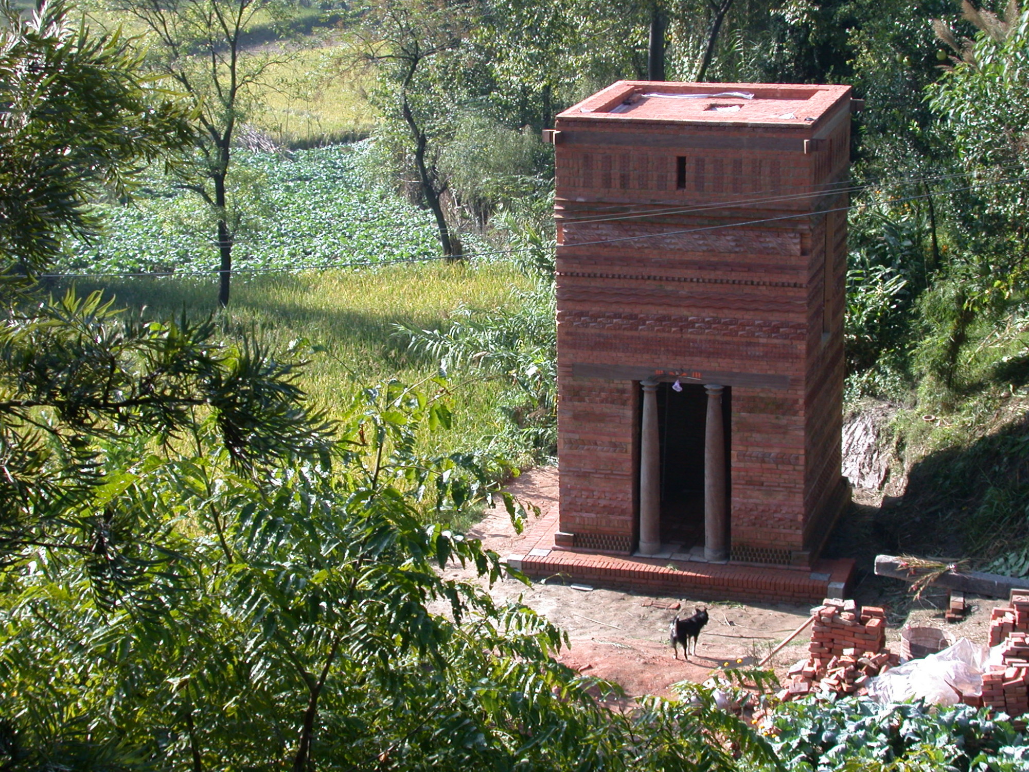 Das Gebäude mit quadratischem Grundriss steht nördlich des Stadtkerns von Bhaktapur in Nepal