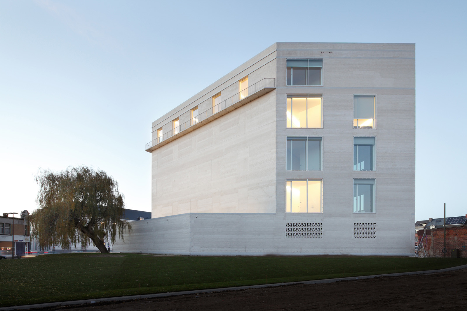Hinter den geschlossenen Fronten befinden sich die Ausstellungsflächen, die großformatigen Fensteröffnungen belichten die Verwaltungsräume