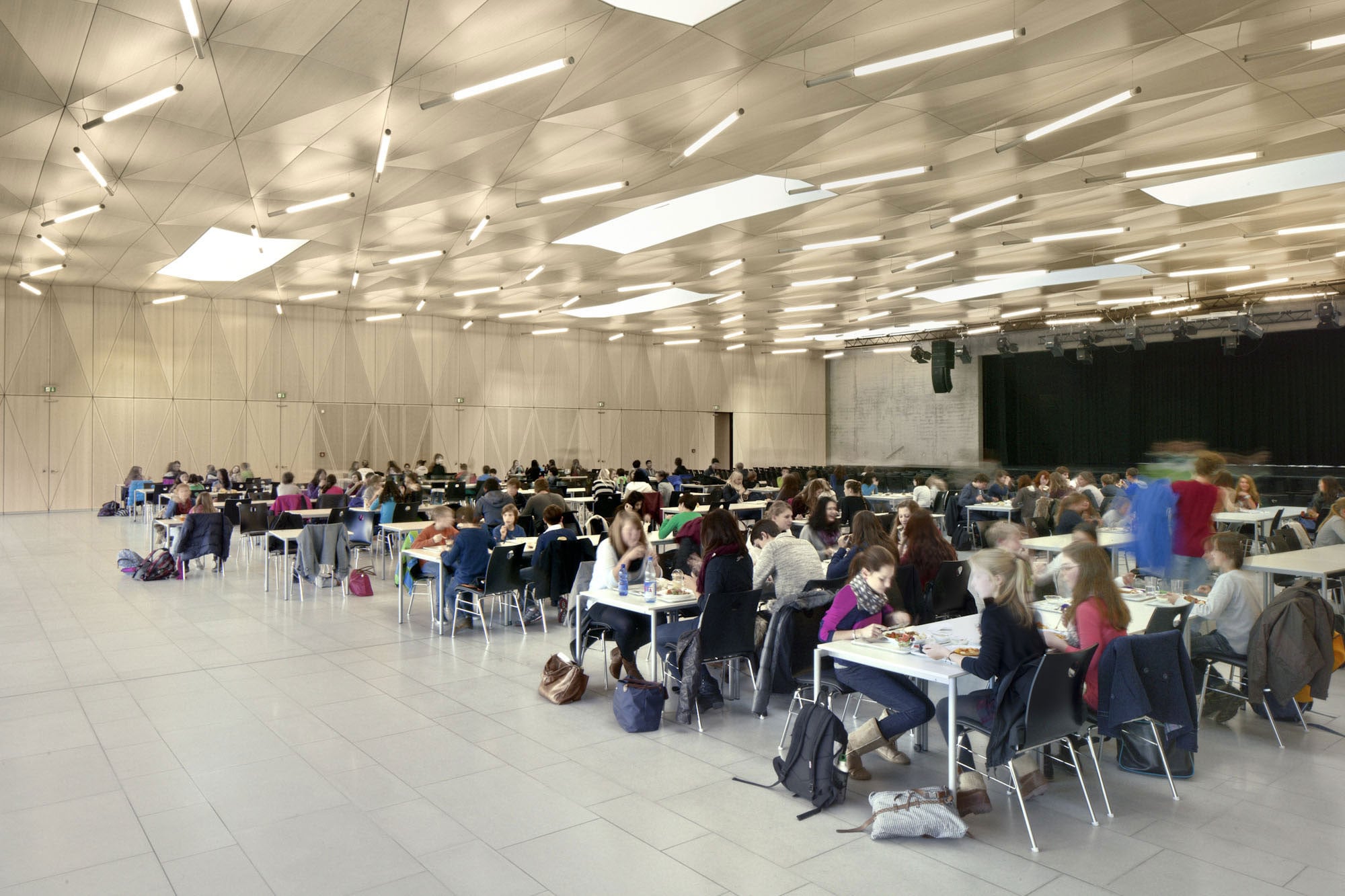 Die Aula wird auch als Mensa genutzt
