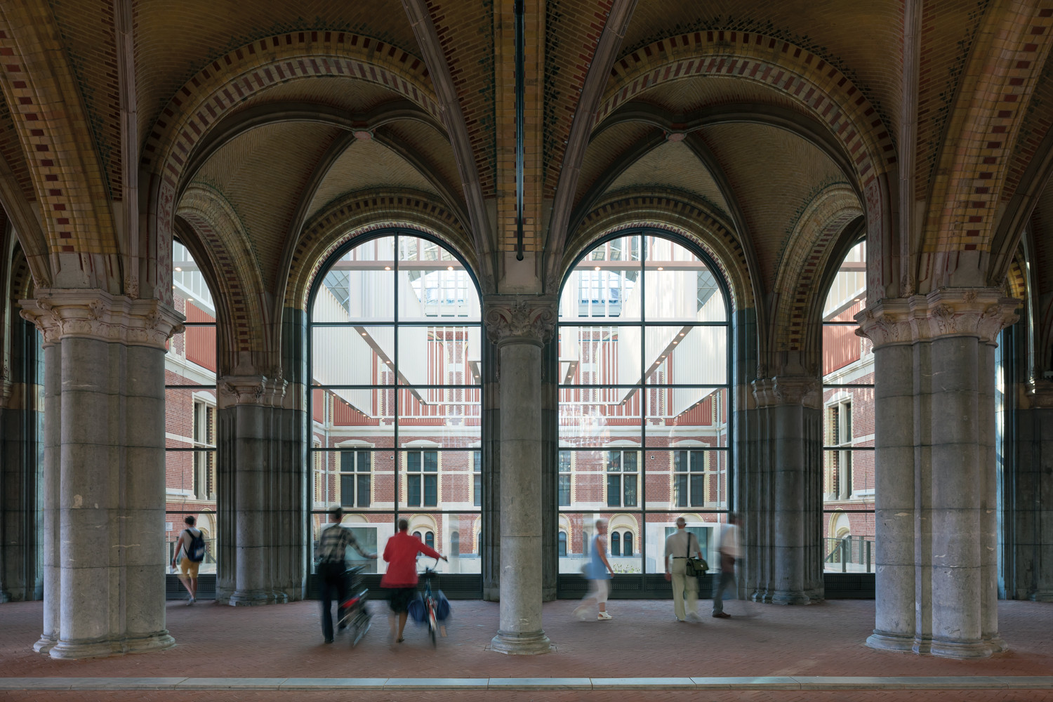 Die Museumstraat ist ein öffentlicher Fahrradweg, der in der ersten Ebene quer durch das Gebäude verläuft, mit Blick in die beiden Atrien
