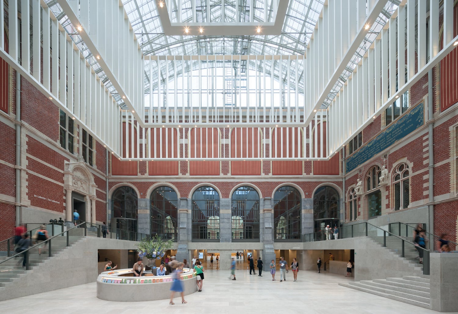 Blick in eines der beiden großen Atrien, die über eine Unterführung unter der frei zugänglichen Museumstraat (hinter den verglasten Türbögen) miteinander verbunden sind