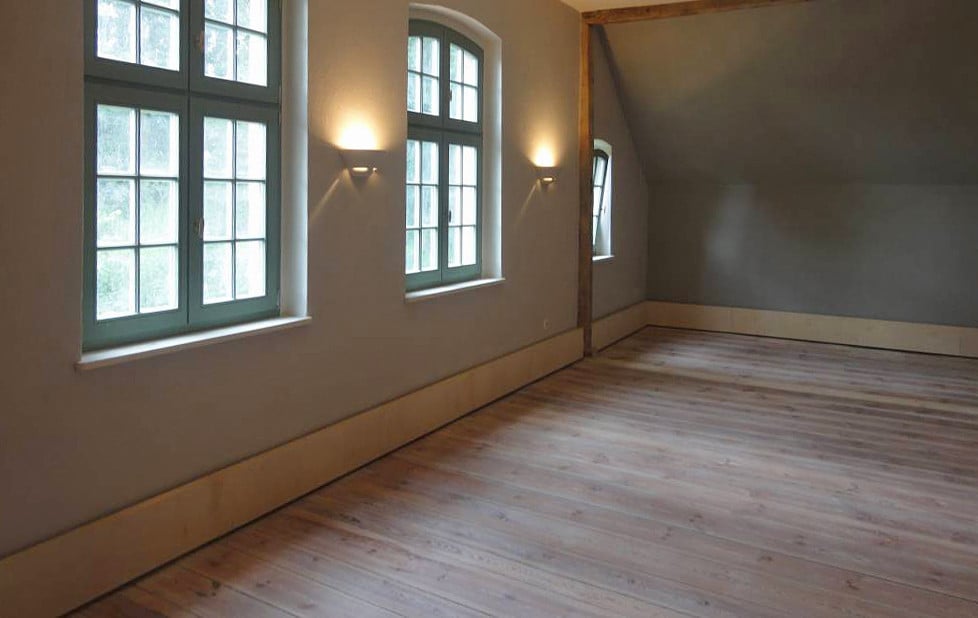 Auch mit Holz lassen sich Heizleisten verkleiden