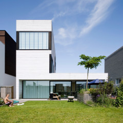 Im EG ist der große Wohnraum über die komplette 12 Meter breite Front zum Garten, mit Blick auf das Wasser, verglast