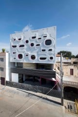 Auf der Dachterrasse des 1. Obergeschosses bildet sich die Bibliothek als gestreifte Rotunde ab