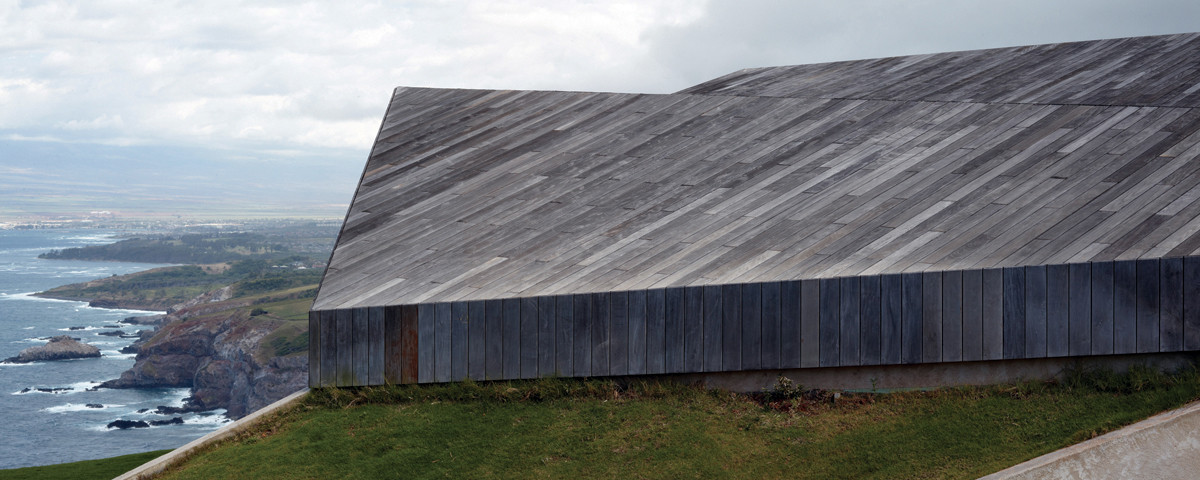 Die schützende Hülle mit der Verkleidung aus Ipe-Holz ist Dach und Fassade zugleich