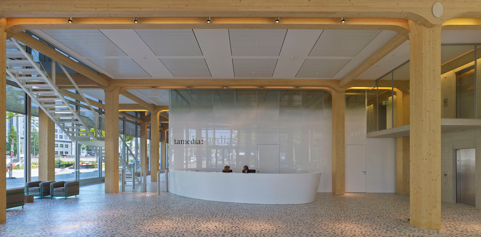 Das großzügige, hohe Foyer im EG in das hohe Foyer: rechts ist der Erschließungsblock, links die Treppe zu den Lounges in der Doppelfassade