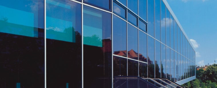 Die Brandschutzverglasung besitzt auch durchwurf-, durchbruch- und durchschusshemmende Eigenschaften