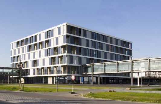Brücke zur bestehenden Produktionshalle
