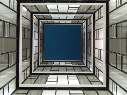 Blick aus dem Innenhof gen Himmel