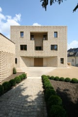 Südwestfassade mit eingerücktem Eingang und zweigeschossiger Loggia