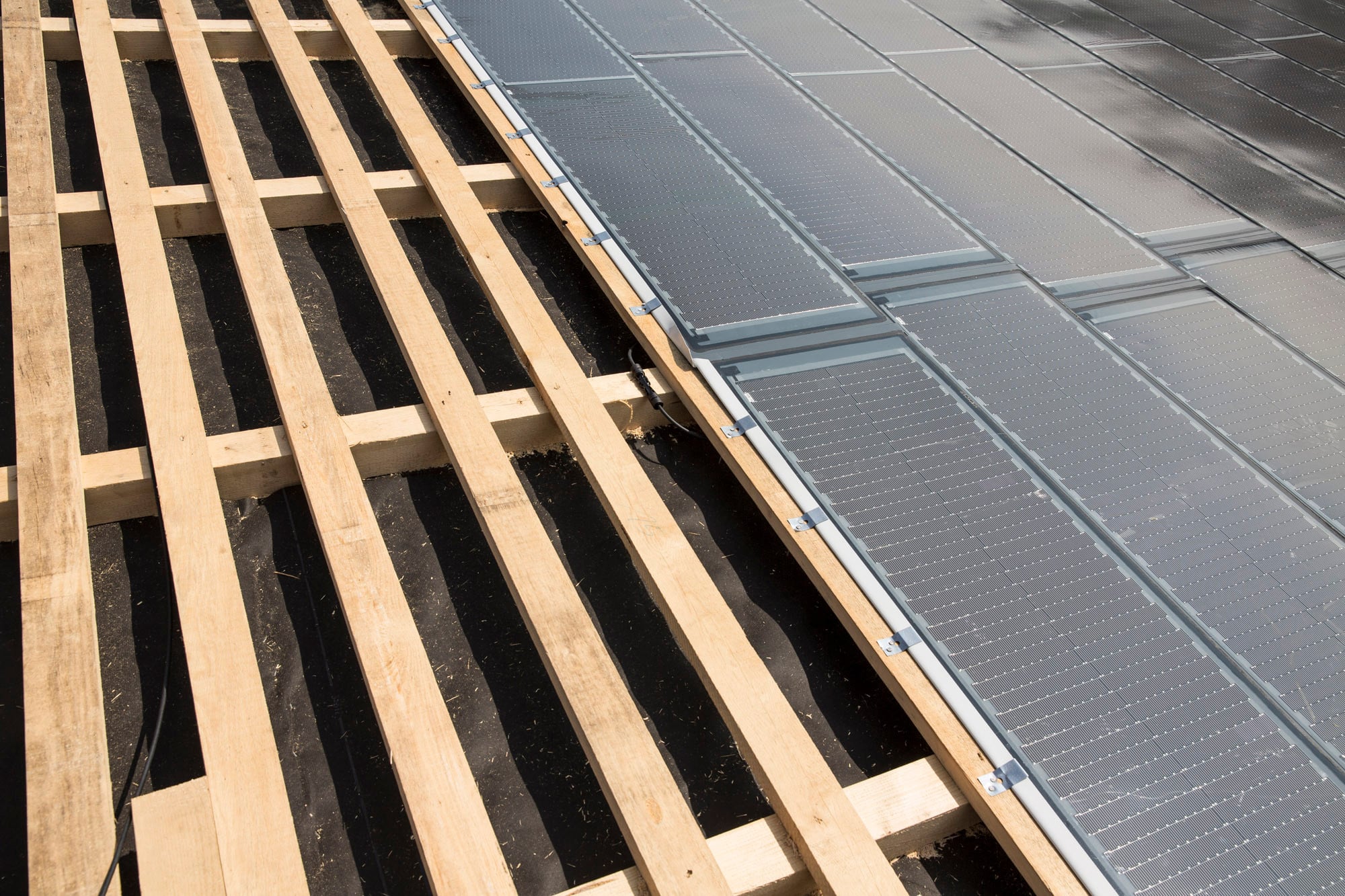 Die 10 mm dünne Solardachschindel ist biegsam