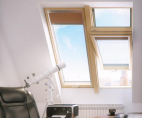 Das Schwingflügelfenster hat einen U-Wert von 0,58 W/m²K und ist für den Einsatz in Passivhäusern geeignet