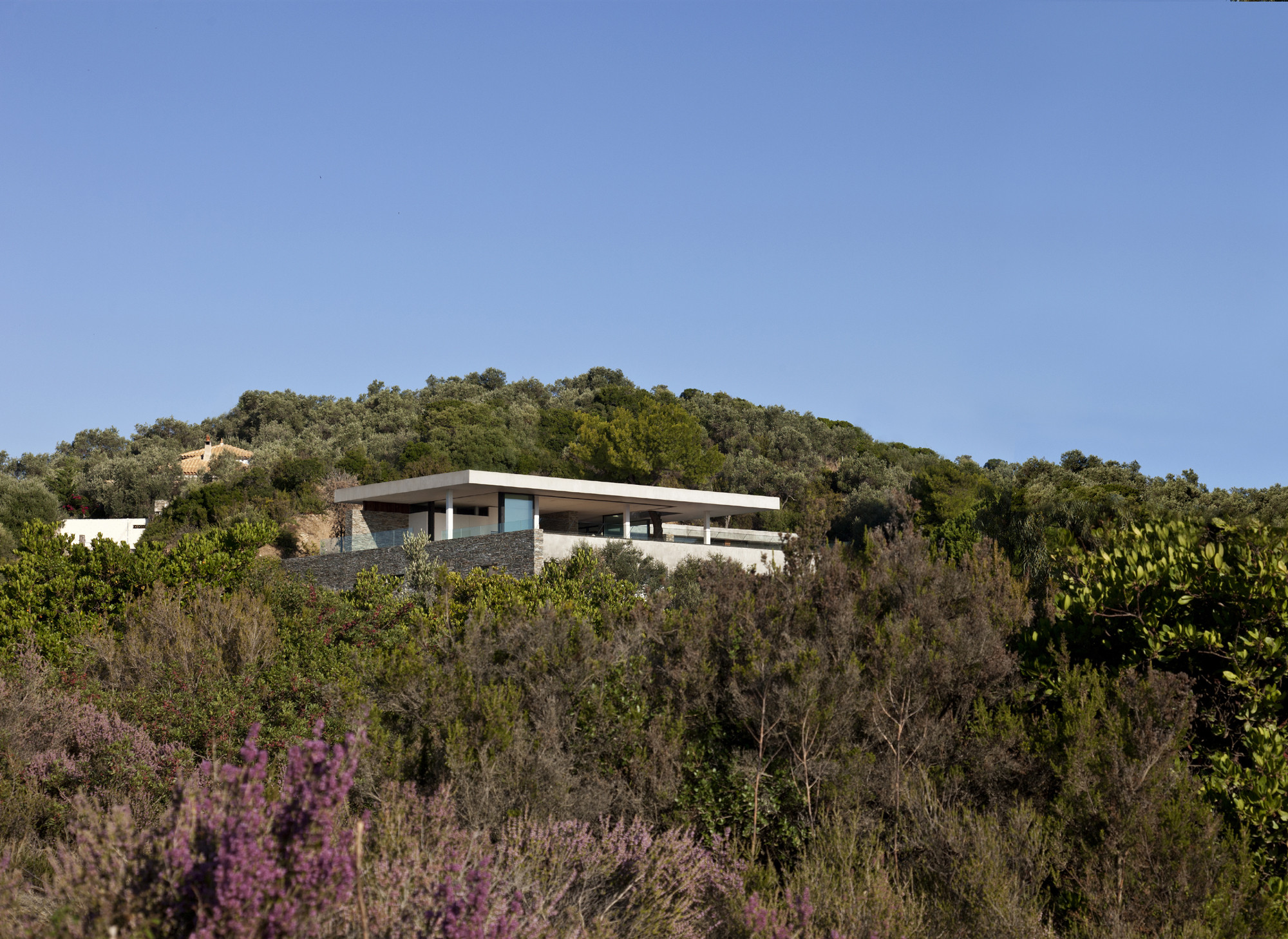 Das Sommerhaus oberhalb der Küste im Westen von Skiathos
