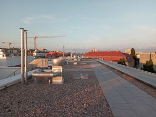 Kiesschüttungen (mind. 5 cm) und Betonplatten auf Kies- oder Splittbett eignen sich zur Sicherung gegen abhebende Windkräfte.