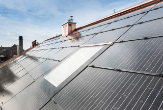 Die plane, gläserne Oberfläche des Fensters fügt sich gut in die Solarmodule