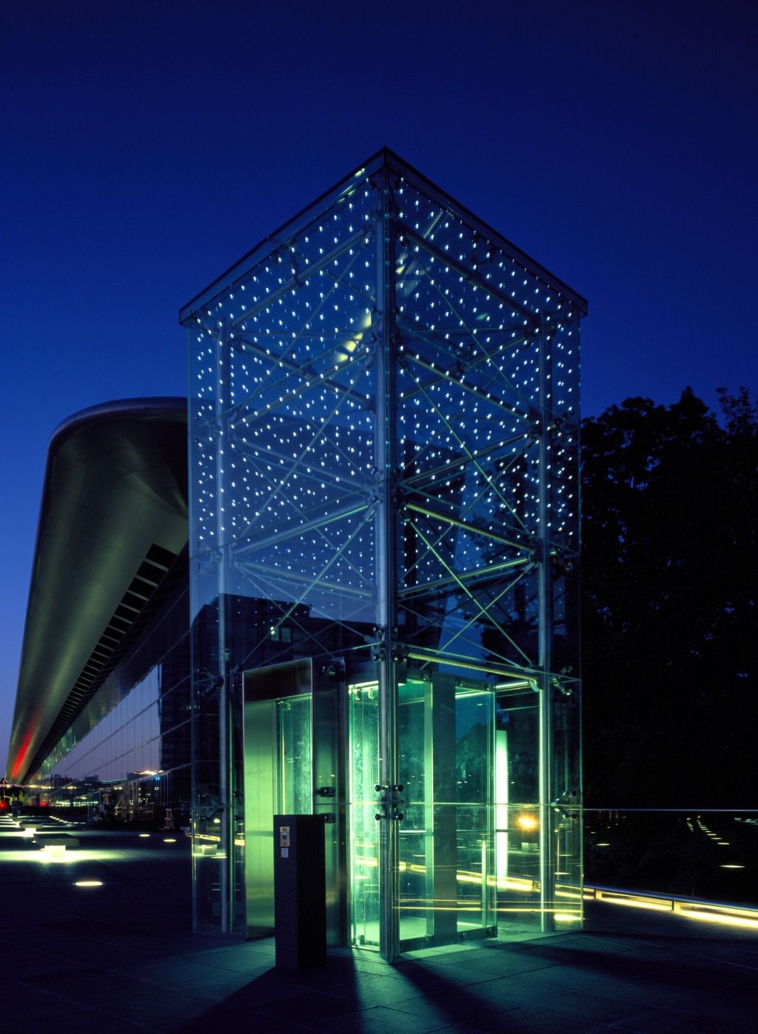 Acht der leuchtenden Glaspaneele lassen den Luxemburger Solitaire Elevator Glass Cube bei Dunkelheit strahlen