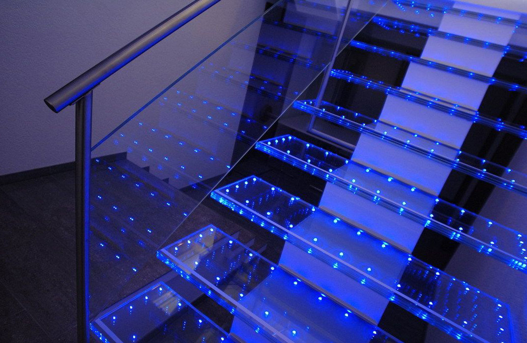 Stufen aus 3-fach Verbundsicherheitsglas mit integrierten LEDs
