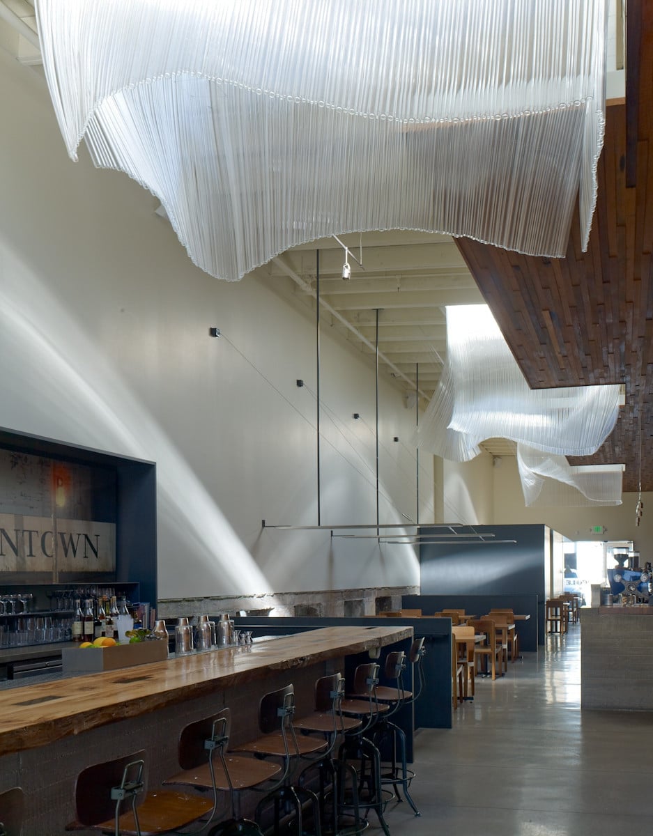 Die Bar Agricole hat ihre Räume in einer alten Lagerhalle in San Francisco