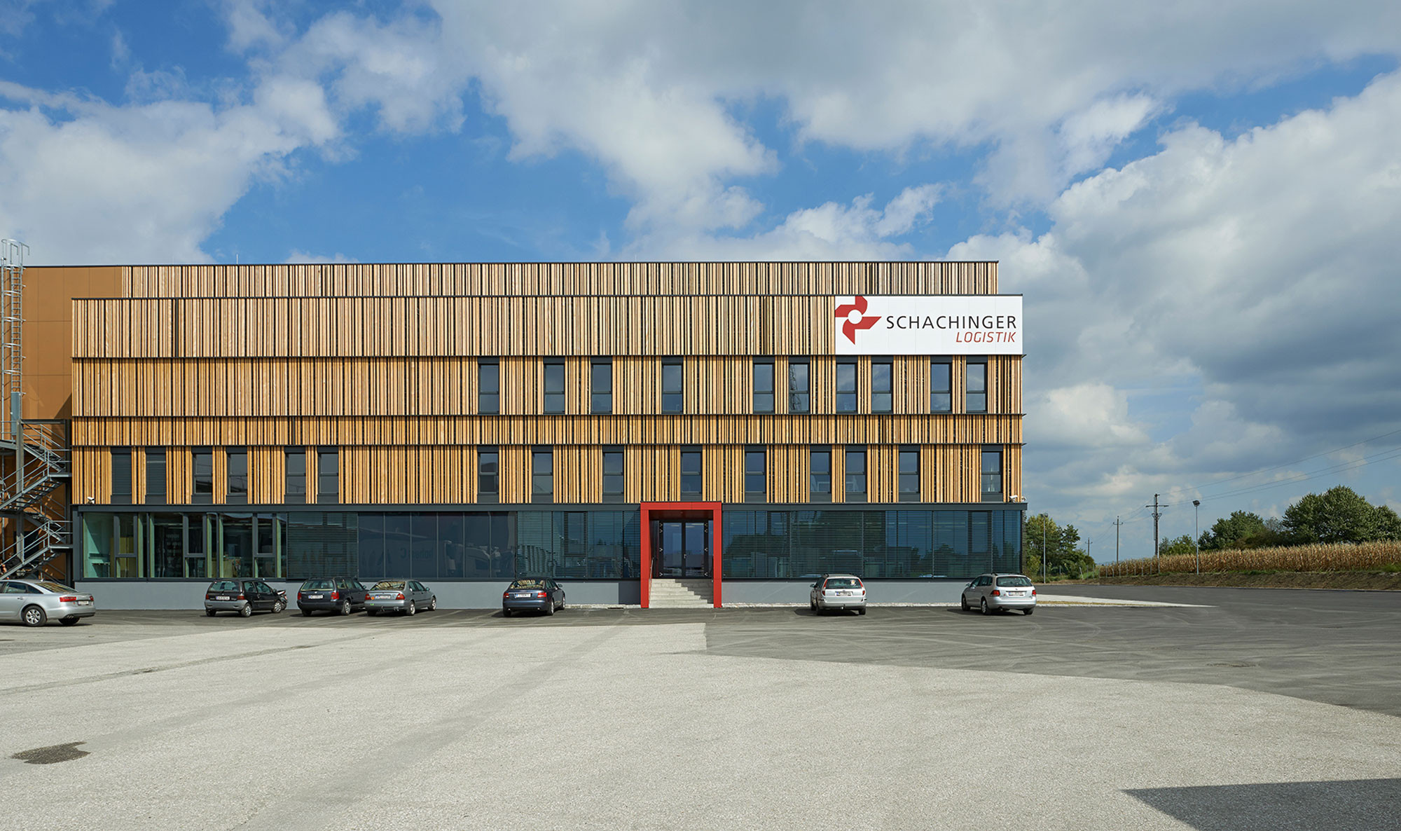 Der Zugang zur Halle erfolgt von Westen; hier befindet sich außerdem der dreigeschossige Bürotrakt
