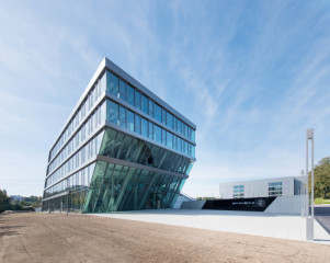 Am neuen Standort werden Technolgie und Vertrieb (vorn im Bild) sowie Logistik (hinten in hellgrau) vereint