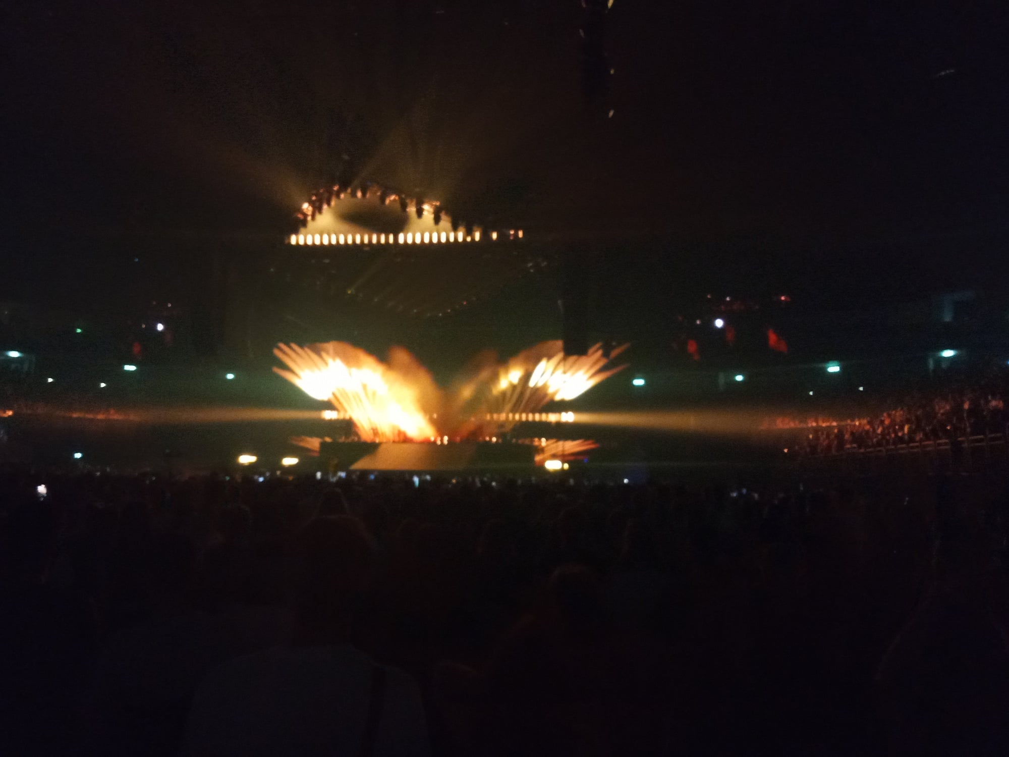 Die Musterhochhausrichtlinie fordert gemäß Nr. 6.4 für Hochhäuser eine Brandmeldeanlage sowie Alarmierungs- und Lautsprecheranlagen; für bestimmte Fälle gelten Ausnahmen.