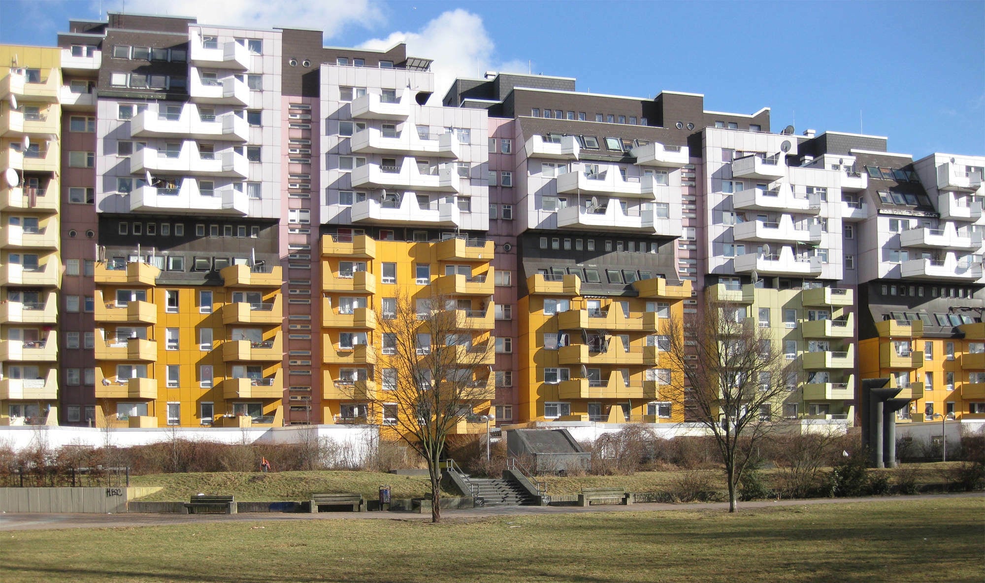 Für Hochhäuser mit nicht mehr als 60 Meter Höhe und Nutzungseinheiten mit nicht mehr als 200 m² Grundfläche über dem ersten OG sind automatische Feuerlösch-, Brandmelde- und Alarmierungsanlagen unter bestimmten Voraussetzungen nicht erforderlich.