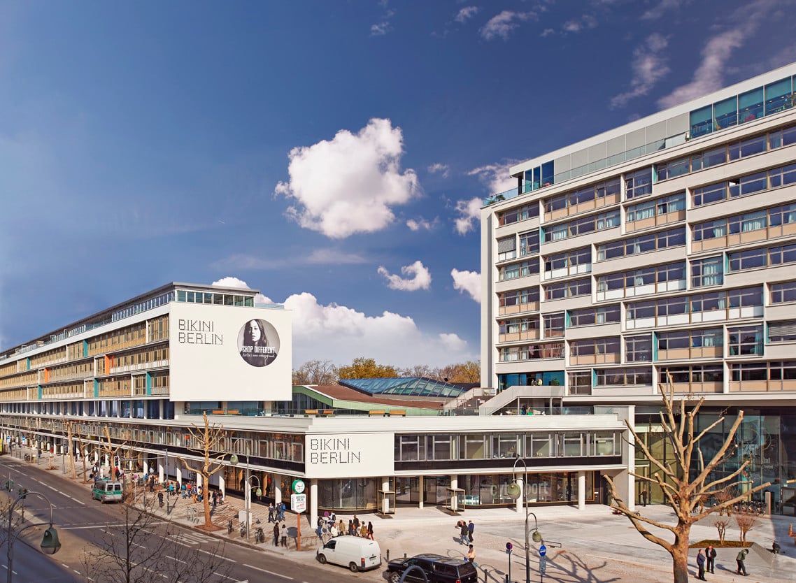 Im Osten grenzt das Bikini-Haus an das kleine Hochhaus, indem seit dem Umbau ein Hotel untergebracht ist