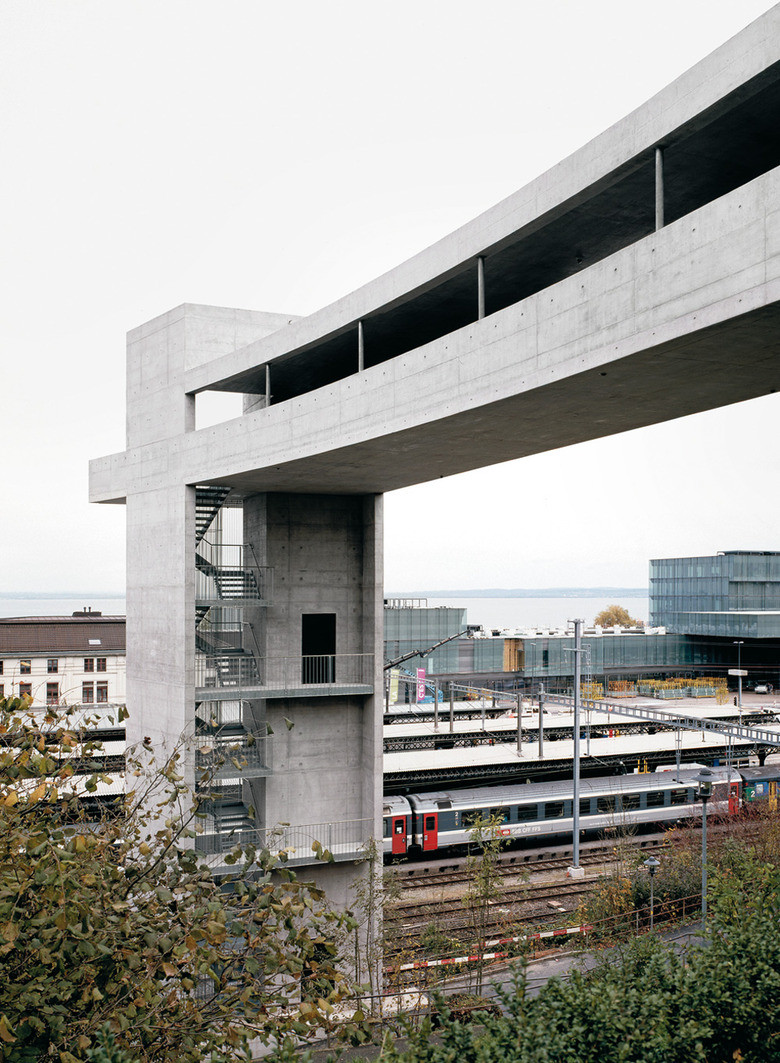 Die leicht geschwungene Westfassade verleiht dem Bauwerk Dynamik